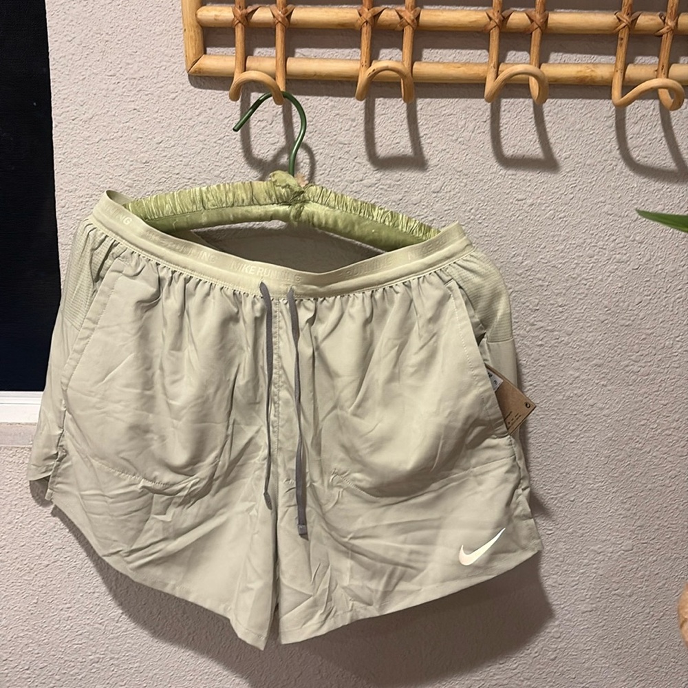 Nike men’s running stride Dri fit 5 inch short • size Large